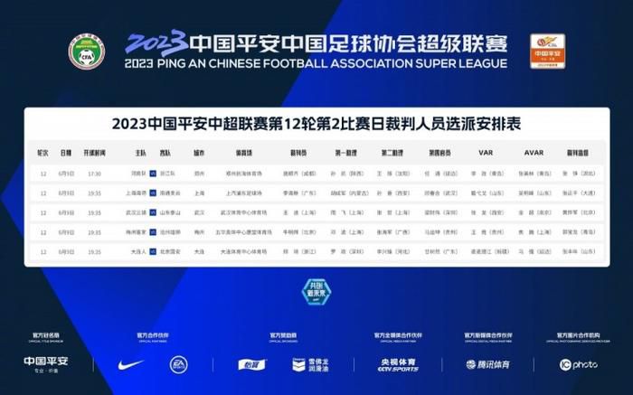 亲切的金子桌子上打扑克